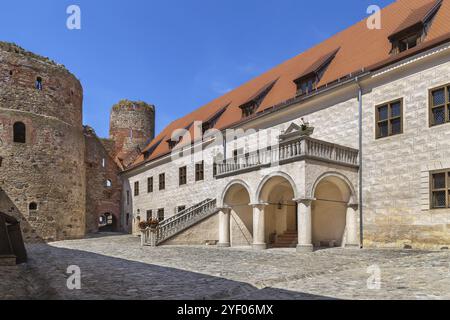 Parte restaurata del castello di Bauska, Lanvia. Cortile del castello Foto Stock