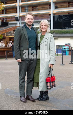 Ascot, Berkshire, Regno Unito. 2 novembre 2024. Gli appassionati di corse arrivano all'ippodromo di Ascot nel Berkshire per il Fireworks Spectacular Family Raceday in una mite giornata autunnale. Crediti: Maureen McLean/Alamy Live News Foto Stock