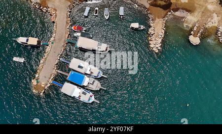 Vista aerea delle barche attraccate nel porto piccolo Foto Stock