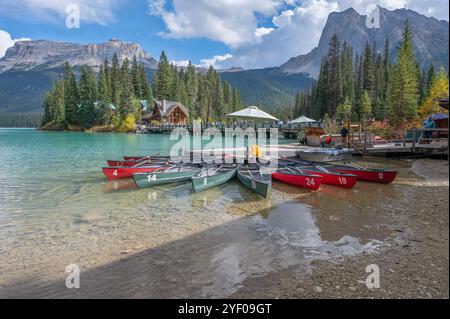 Yoho National Park, British Columbia, Canada - 29 settembre 2024: Canoe sulla riva dell'Emerald Lake Lodge Foto Stock