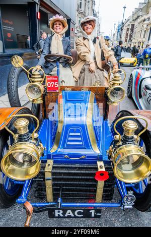 Londra, Regno Unito. 2 novembre 2024. 1901 Mors - si tratta di 120 anni di formazione sinc ehte del Womens Automobile Club, quindi sono molte donne che indossano abiti d'epoca - lo spettacolo automobilistico di St James sul Pall Mall, una celebrazione del viaggio attraverso i secoli e nel futuro. Le auto in mostra spaziano dai pionieristici vincitori del Gran Premio, risalenti agli albori degli sport motoristici, fino alle supercar più recenti, che mettono in mostra tecnologie rivoluzionarie. Organizzato dal Royal Automobile Club. Si svolge alla vigilia della RM Sotheby's London alla Brighton Veteran Car Run 2024 per i veicoli costruiti prima del 1905. Credito: Foto Stock