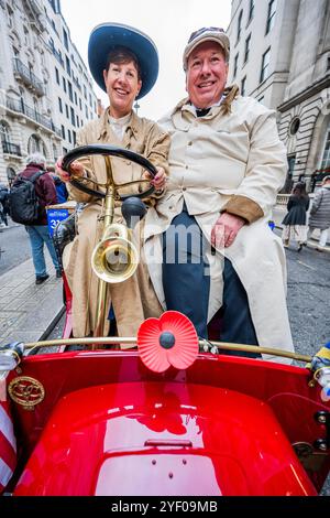 Londra, Regno Unito. 2 novembre 2024. Una coppia americana prende in prestito una Ford del 1904 per la guida - sono 120 anni di formazione sinc ehte del Womens Automobile Club, quindi sono molte donne che guidano in abiti d'epoca - spettacolo automobilistico di St James sul Pall Mall, una celebrazione del viaggio attraverso i secoli e nel futuro. Le auto in mostra spaziano dai pionieristici vincitori del Gran Premio, risalenti agli albori degli sport motoristici, fino alle supercar più recenti, che mettono in mostra tecnologie rivoluzionarie. Organizzato dal Royal Automobile Club. Si svolge alla vigilia dell'RM Sotheby's London to Brighton Veteran Car Run 202 Foto Stock