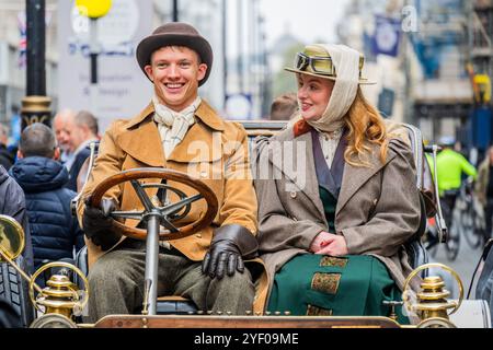 Londra, Regno Unito. 2 novembre 2024. Una coppia seduto in una Mercedes-Simplex, 1904 - sono 120 anni di formazione sinc ehte del Womens Automobile Club, quindi sono molte donne piloti in abiti d'epoca - spettacolo automobilistico di St James sul Pall Mall, una celebrazione del motociclismo attraverso i secoli e nel futuro. Le auto in mostra spaziano dai pionieristici vincitori del Gran Premio, risalenti agli albori degli sport motoristici, fino alle supercar più recenti, che mettono in mostra tecnologie rivoluzionarie. Organizzato dal Royal Automobile Club. Si svolge alla vigilia dell'RM Sotheby's London alla Brighton Veteran Car Run 2024 for ve Foto Stock