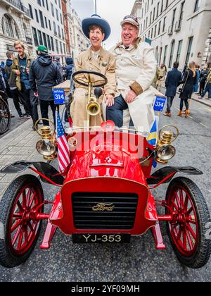 Londra, Regno Unito. 2 novembre 2024. Una coppia americana prende in prestito una Ford del 1904 per la guida - sono 120 anni di formazione sinc ehte del Womens Automobile Club, quindi sono molte donne che guidano in abiti d'epoca - spettacolo automobilistico di St James sul Pall Mall, una celebrazione del viaggio attraverso i secoli e nel futuro. Le auto in mostra spaziano dai pionieristici vincitori del Gran Premio, risalenti agli albori degli sport motoristici, fino alle supercar più recenti, che mettono in mostra tecnologie rivoluzionarie. Organizzato dal Royal Automobile Club. Si svolge alla vigilia dell'RM Sotheby's London to Brighton Veteran Car Run 202 Foto Stock