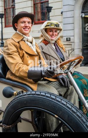 Londra, Regno Unito. 2 novembre 2024. Una coppia seduto in una Mercedes-Simplex, 1904 - sono 120 anni di formazione sinc ehte del Womens Automobile Club, quindi sono molte donne piloti in abiti d'epoca - spettacolo automobilistico di St James sul Pall Mall, una celebrazione del motociclismo attraverso i secoli e nel futuro. Le auto in mostra spaziano dai pionieristici vincitori del Gran Premio, risalenti agli albori degli sport motoristici, fino alle supercar più recenti, che mettono in mostra tecnologie rivoluzionarie. Organizzato dal Royal Automobile Club. Si svolge alla vigilia dell'RM Sotheby's London alla Brighton Veteran Car Run 2024 for ve Foto Stock