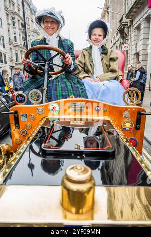 Londra, Regno Unito. 2 novembre 2024. Genevieve (dal film) un Darracq del 1904 - sono 120 anni di formazione sinc ehte del Womens Automobile Club, quindi sono molte donne piloti in abiti d'epoca - spettacolo automobilistico di St James sul Pall Mall, una celebrazione del viaggio attraverso i secoli e nel futuro. Le auto in mostra spaziano dai pionieristici vincitori del Gran Premio, risalenti agli albori degli sport motoristici, fino alle supercar più recenti, che mettono in mostra tecnologie rivoluzionarie. Organizzato dal Royal Automobile Club. Si svolge alla vigilia dell'RM Sotheby's London alla Brighton Veteran Car Run 2024 per vehic Foto Stock