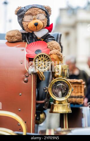 Londra, Regno Unito. 2 novembre 2024. Un orsacchiotto biggles è la mascotte di un Albion del 1904, uno spettacolo automobilistico di St James sul Pall Mall, una celebrazione del viaggio attraverso i secoli e nel futuro. Le auto in mostra spaziano dai pionieristici vincitori del Gran Premio risalenti agli albori degli sport motoristici fino alle supercar più recenti, mostrando tecnologie rivoluzionarie per un futuro più sostenibile. Organizzato dal Royal Automobile Club, è uno dei tanti momenti salienti della London Motor Week 2024. Si svolge alla vigilia della RM Sotheby's London alla Brighton Veteran Car Run 2024 per i veicoli costruiti con bef Foto Stock