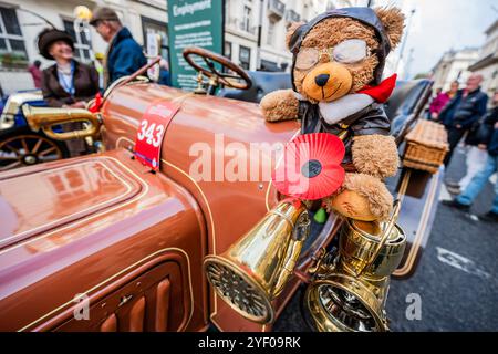 Londra, Regno Unito. 2 novembre 2024. Un orsacchiotto biggles è la mascotte di un Albion del 1904, uno spettacolo automobilistico di St James sul Pall Mall, una celebrazione del viaggio attraverso i secoli e nel futuro. Le auto in mostra spaziano dai pionieristici vincitori del Gran Premio risalenti agli albori degli sport motoristici fino alle supercar più recenti, mostrando tecnologie rivoluzionarie per un futuro più sostenibile. Organizzato dal Royal Automobile Club, è uno dei tanti momenti salienti della London Motor Week 2024. Si svolge alla vigilia della RM Sotheby's London alla Brighton Veteran Car Run 2024 per i veicoli costruiti con bef Foto Stock