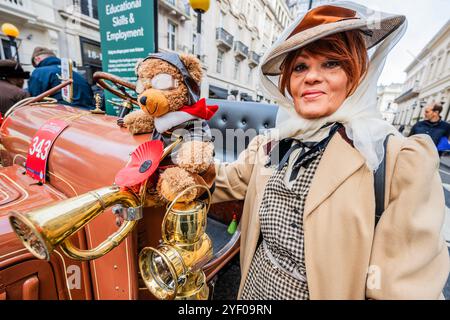 Londra, Regno Unito. 2 novembre 2024. Un orsacchiotto biggles è la mascotte di un Albion del 1904, uno spettacolo automobilistico di St James sul Pall Mall, una celebrazione del viaggio attraverso i secoli e nel futuro. Le auto in mostra spaziano dai pionieristici vincitori del Gran Premio risalenti agli albori degli sport motoristici fino alle supercar più recenti, mostrando tecnologie rivoluzionarie per un futuro più sostenibile. Organizzato dal Royal Automobile Club, è uno dei tanti momenti salienti della London Motor Week 2024. Si svolge alla vigilia della RM Sotheby's London alla Brighton Veteran Car Run 2024 per i veicoli costruiti con bef Foto Stock