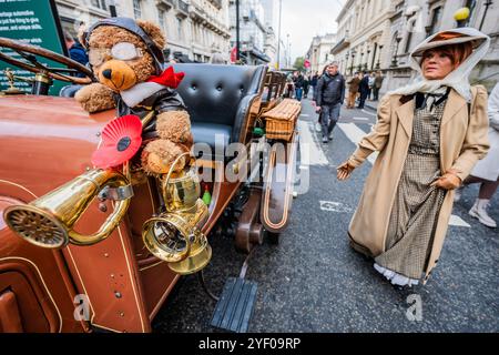 Londra, Regno Unito. 2 novembre 2024. Un orsacchiotto biggles è la mascotte di un Albion del 1904, uno spettacolo automobilistico di St James sul Pall Mall, una celebrazione del viaggio attraverso i secoli e nel futuro. Le auto in mostra spaziano dai pionieristici vincitori del Gran Premio risalenti agli albori degli sport motoristici fino alle supercar più recenti, mostrando tecnologie rivoluzionarie per un futuro più sostenibile. Organizzato dal Royal Automobile Club, è uno dei tanti momenti salienti della London Motor Week 2024. Si svolge alla vigilia della RM Sotheby's London alla Brighton Veteran Car Run 2024 per i veicoli costruiti con bef Foto Stock