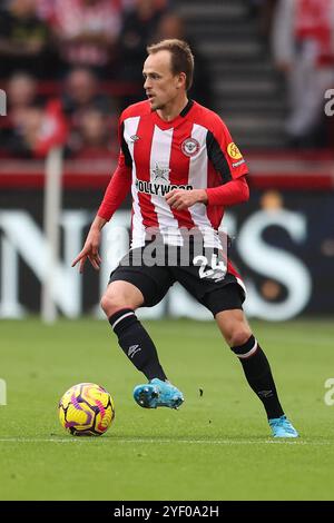 Londra, Regno Unito. 26 ottobre 2024. Brentford FC centrocampista Mikkel Damsgaard (24) in azione durante la partita Brentford FC vs Ipswich Town FC English Premier League al Gtech Community Stadium, Londra, Inghilterra, Regno Unito il 26 ottobre 2024 Credit: Every Second Media/Alamy Live News Foto Stock