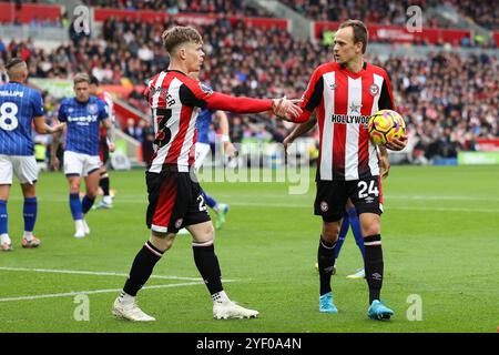 Londra, Regno Unito. 26 ottobre 2024. L'attaccante del Brentford FC Keane Lewis-Potter (23) e il centrocampista del Brentford FC Mikkel Damsgaard (24) durante la partita Brentford FC contro Ipswich Town FC English Premier League al Gtech Community Stadium, Londra, Inghilterra, Regno Unito il 26 ottobre 2024 Credit: Every Second Media/Alamy Live News Foto Stock