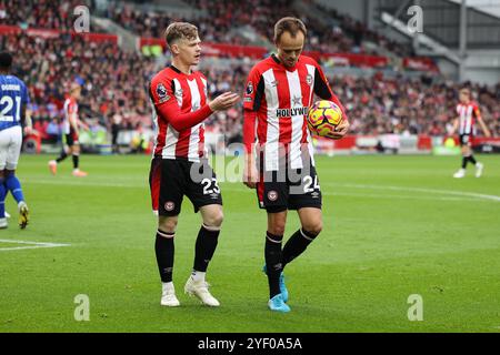 Londra, Regno Unito. 26 ottobre 2024. L'attaccante del Brentford FC Keane Lewis-Potter (23) e il centrocampista del Brentford FC Mikkel Damsgaard (24) durante la partita Brentford FC contro Ipswich Town FC English Premier League al Gtech Community Stadium, Londra, Inghilterra, Regno Unito il 26 ottobre 2024 Credit: Every Second Media/Alamy Live News Foto Stock