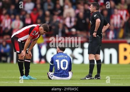 Londra, Regno Unito. 26 ottobre 2024. L'attaccante dell'Ipswich Town Conor Chaplin (10) viene fallottato durante la partita Brentford FC vs Ipswich Town FC English Premier League al Gtech Community Stadium, Londra, Inghilterra, Regno Unito il 26 ottobre 2024 Credit: Every Second Media/Alamy Live News Foto Stock