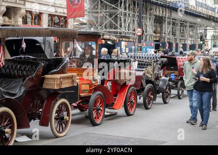 Pall Mall, Londra, Regno Unito. 2 novembre 2024. Il Pall Mall è chiuso al traffico per la giornata e, come preludio alla London Brighton Veteran Car Run il 3 novembre, lo spettacolo inaugurale di St James's Motoring include molte delle vetture Brighton Run e mostra anche il presente e il futuro su ruote. I membri del pubblico possono vedere le auto partecipanti alla corsa e i concorrenti in corsa, molti in abito d'epoca, possono confrontare le auto a vicenda. Crediti: Malcolm Park/Alamy Live News Foto Stock