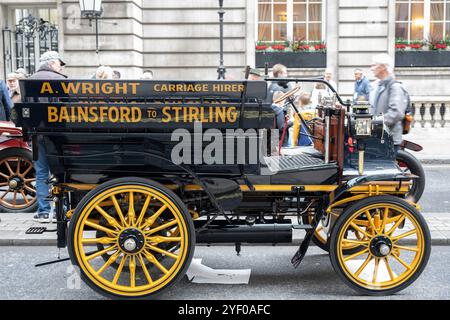 Pall Mall, Londra, Regno Unito. 2 novembre 2024. Il Pall Mall è chiuso al traffico per la giornata e, come preludio alla London Brighton Veteran Car Run il 3 novembre, lo spettacolo inaugurale di St James's Motoring include molte delle vetture Brighton Run e mostra anche il presente e il futuro su ruote. I membri del pubblico possono vedere le auto partecipanti alla corsa e i concorrenti in corsa, molti in abito d'epoca, possono confrontare le auto a vicenda. Crediti: Malcolm Park/Alamy Live News Foto Stock
