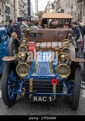 Pall Mall, Londra, Regno Unito. 2 novembre 2024. Il Pall Mall è chiuso al traffico per la giornata e, come preludio alla London Brighton Veteran Car Run il 3 novembre, lo spettacolo inaugurale di St James's Motoring include molte delle vetture Brighton Run e mostra anche il presente e il futuro su ruote. I membri del pubblico possono vedere le auto partecipanti alla corsa e i concorrenti in corsa, molti in abito d'epoca, possono confrontare le auto a vicenda. Immagine: Entry 075, 1901 Mors 10HP, RAC1. Crediti: Malcolm Park/Alamy Live News Foto Stock