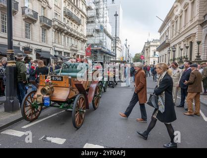 Pall Mall, Londra, Regno Unito. 2 novembre 2024. Il Pall Mall è chiuso al traffico per la giornata e, come preludio alla London Brighton Veteran Car Run il 3 novembre, lo spettacolo inaugurale di St James's Motoring include molte delle vetture Brighton Run e mostra anche il presente e il futuro su ruote. I membri del pubblico possono vedere le auto partecipanti alla corsa e i concorrenti in corsa, molti in abito d'epoca, possono confrontare le auto a vicenda. Immagine: Entry 070, 1901 Albion 8HP. Crediti: Malcolm Park/Alamy Live News Foto Stock