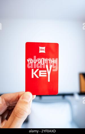 Budapest, Ungheria - 08.01.2024: Chiave della camera dell'hotel ibis. Ibis è un marchio francese di hotel economici di proprietà di Accor. Foto Stock