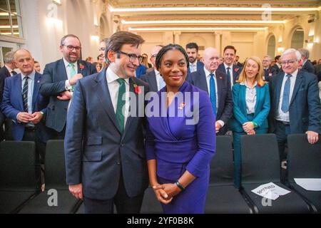 Londra, Inghilterra, Regno Unito. 2 novembre 2024. KEMI BADENOCH e suo marito HAMISH sono visti dopo che è stata eletta il nuovo leader del Partito Conservatore. (Credit Image: © Tayfun Salci/ZUMA Press Wire) SOLO PER USO EDITORIALE! Non per USO commerciale! Crediti: ZUMA Press, Inc./Alamy Live News Foto Stock