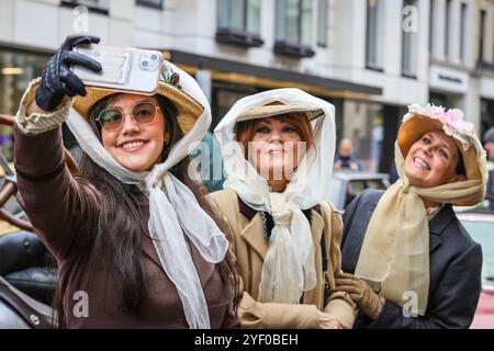 Londra, Regno Unito. 2 novembre 2024. I partecipanti scattano selfie con una Fiat 1904. Lo spettacolo automobilistico di St James è promosso come il più grande salone automobilistico di Londra, che celebra il meglio del passato, del presente e del futuro dell'automobilismo. Molti dei modelli di auto d'epoca prendono parte anche al ralley di domani. Crediti: Imageplotter/Alamy Live News Foto Stock