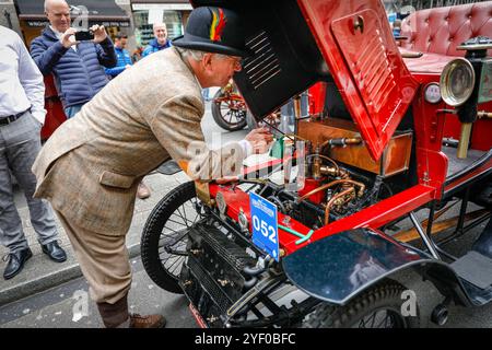 Londra, Regno Unito. 2 novembre 2024. Wim Peters controlla il suo 1901 1 Cylinder International. Lo spettacolo automobilistico di St James è promosso come il più grande salone automobilistico di Londra, che celebra il meglio del passato, del presente e del futuro dell'automobilismo. Molti dei modelli di auto d'epoca prendono parte anche al ralley di domani. Crediti: Imageplotter/Alamy Live News Foto Stock