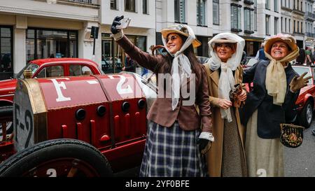 Londra, Regno Unito. 2 novembre 2024. I partecipanti scattano selfie con una Fiat 1904. Lo spettacolo automobilistico di St James è promosso come il più grande salone automobilistico di Londra, che celebra il meglio del passato, del presente e del futuro dell'automobilismo. Molti dei modelli di auto d'epoca prendono parte anche al ralley di domani. Crediti: Imageplotter/Alamy Live News Foto Stock