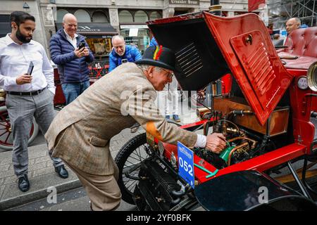 Londra, Regno Unito. 2 novembre 2024. Wim Peters controlla il suo 1901 1 Cylinder International. Lo spettacolo automobilistico di St James è promosso come il più grande salone automobilistico di Londra, che celebra il meglio del passato, del presente e del futuro dell'automobilismo. Molti dei modelli di auto d'epoca prendono parte anche al ralley di domani. Crediti: Imageplotter/Alamy Live News Foto Stock