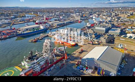 Aberdeen, Scozia, vista dall'altra parte dell'area del porto fino al fiume Dee e al Victoria Bridge Foto Stock