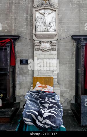 Letto di senzatetto nella chiesa cattolica di Beguinage, Bruxelles, Belgio. Foto Stock