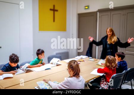 Lezione religiosa alla chiesa cattolica di Saint Philippe du Roule, Parigi, Francia. Foto Stock