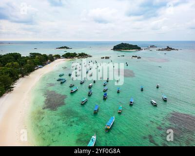 Vista sulla spiaggia di Belitung Kelayang e sulle barche con droni. Splendida vista aerea delle isole, del mare e delle rocce di Belitung, Indonesia Foto Stock