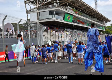 San Paolo, Brasile. 2 novembre 2024. atmosfera a griglia. 02.11.2024. Campionato del mondo di formula 1, Rd 21, Gran Premio del Brasile, San Paolo, Brasile, Sprint e giorno di qualificazione. Il credito fotografico dovrebbe essere: XPB/Alamy Live News. Foto Stock