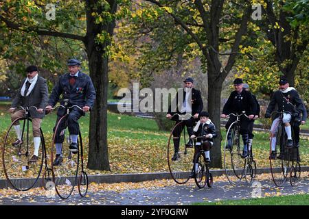 Praga, Repubblica Ceca. 2 novembre 2024. Gli appassionati vestiti con costumi storici viaggiano in bicicletta a ruote alte durante il loro tradizionale incontro ''Prague Mile'', la 30a edizione annuale, a Praga, Repubblica Ceca, il 2 novembre 2024. Il club ceco di biciclette a ruote alte è stato fondato nel 1880 e i suoi membri si incontrano ogni anno per questa gara. Il penny-farthing è un tipo di bicicletta con una grande ruota anteriore e una ruota posteriore molto più piccola. Fu popolare dopo il Boneshaker fino allo sviluppo della bicicletta di sicurezza negli anni '1880 È stata la prima macchina ad essere chiamata "bicicletta" (Credit Image: © Slavek Foto Stock