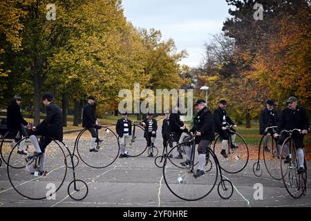 Praga, Repubblica Ceca. 2 novembre 2024. Gli appassionati vestiti con costumi storici viaggiano in bicicletta a ruote alte durante il loro tradizionale incontro ''Prague Mile'', la 30a edizione annuale, a Praga, Repubblica Ceca, il 2 novembre 2024. Il club ceco di biciclette a ruote alte è stato fondato nel 1880 e i suoi membri si incontrano ogni anno per questa gara. Il penny-farthing è un tipo di bicicletta con una grande ruota anteriore e una ruota posteriore molto più piccola. Fu popolare dopo il Boneshaker fino allo sviluppo della bicicletta di sicurezza negli anni '1880 È stata la prima macchina ad essere chiamata "bicicletta" (Credit Image: © Slavek Foto Stock