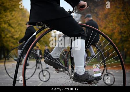 Praga, Repubblica Ceca. 2 novembre 2024. Gli appassionati vestiti con costumi storici viaggiano in bicicletta a ruote alte durante il loro tradizionale incontro ''Prague Mile'', la 30a edizione annuale, a Praga, Repubblica Ceca, il 2 novembre 2024. Il club ceco di biciclette a ruote alte è stato fondato nel 1880 e i suoi membri si incontrano ogni anno per questa gara. Il penny-farthing è un tipo di bicicletta con una grande ruota anteriore e una ruota posteriore molto più piccola. Fu popolare dopo il Boneshaker fino allo sviluppo della bicicletta di sicurezza negli anni '1880 È stata la prima macchina ad essere chiamata "bicicletta" (Credit Image: © Slavek Foto Stock