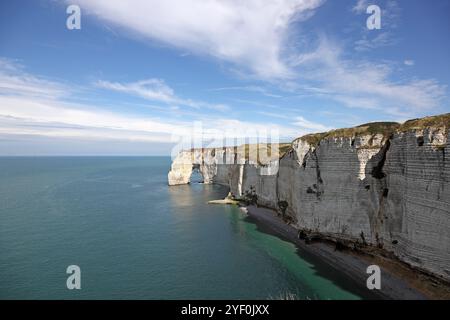 Arco di roccia naturale, la Manneporte, sulla costa di Etretat, Normandia, Francia Foto Stock
