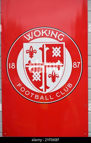 Lo stemma del club dWoking durante la partita del primo turno di fa Cup tra Woking e Cambridge United al Kingfield Stadium di Woking sabato 2 novembre 2024. (Foto: Kevin Hodgson | mi News) crediti: MI News & Sport /Alamy Live News Foto Stock