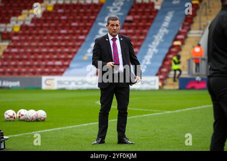 L'Università di Bradford Stadium, Bradford, Inghilterra - 2 novembre 2024 Tommy Widdrington Manager di Aldershot Town ispeziona il campo dell'Università di Bradford Stadium - durante la partita Bradford City contro Aldershot, F.A. Cup 1 ° round, 2024/25, l'Università di Bradford Stadium, Bradford, Inghilterra - 2 novembre 2024 crediti: Mathew Marsden/WhiteRosePhotos/Alamy Live News Foto Stock