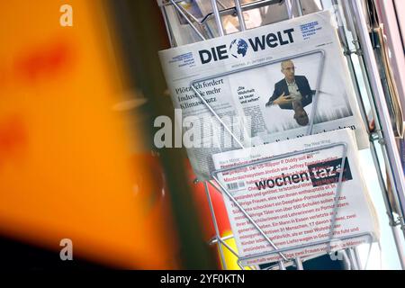 Ein Zeitungsständer an einem Kiosk zeigt die aktuelle Ausgabe der Welt und eine taz. Nel settembre 2024 teilte die Geschäftsführung der taz mit, dass die taz als erste überregionale deutsche Tageszeitung die Printausgaben bis auf die Wochentaz 2025 einstein llen Wird. Themenbild, Symbolbild Köln, 21.10.2024 NRW Deutschland *** Un'edicola in un chiosco espone l'attuale numero di Die Welt and a taz nel settembre 2024, la direzione di taz ha annunciato che taz sarebbe stato il primo quotidiano nazionale tedesco a interrompere le sue edizioni a stampa, ad eccezione di Wochentaz 2025 immagine tematica, immagine simbolica Colo Foto Stock