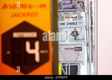 Ein Zeitungsständer an einem Kiosk zeigt die aktuelle Ausgabe der Welt und eine taz. Nel settembre 2024 teilte die Geschäftsführung der taz mit, dass die taz als erste überregionale deutsche Tageszeitung die Printausgaben bis auf die Wochentaz 2025 einstein llen Wird. Themenbild, Symbolbild Köln, 21.10.2024 NRW Deutschland *** Un'edicola in un chiosco espone l'attuale numero di Die Welt and a taz nel settembre 2024, la direzione di taz ha annunciato che taz sarebbe stato il primo quotidiano nazionale tedesco a interrompere le sue edizioni a stampa, ad eccezione di Wochentaz 2025 immagine tematica, immagine simbolica Colo Foto Stock