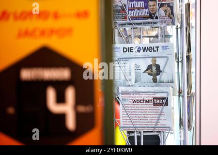 Ein Zeitungsständer an einem Kiosk zeigt die aktuelle Ausgabe der Welt und eine taz. Nel settembre 2024 teilte die Geschäftsführung der taz mit, dass die taz als erste überregionale deutsche Tageszeitung die Printausgaben bis auf die Wochentaz 2025 einstein llen Wird. Themenbild, Symbolbild Köln, 21.10.2024 NRW Deutschland *** Un'edicola in un chiosco espone l'attuale numero di Die Welt and a taz nel settembre 2024, la direzione di taz ha annunciato che taz sarebbe stato il primo quotidiano nazionale tedesco a interrompere le sue edizioni a stampa, ad eccezione di Wochentaz 2025 immagine tematica, immagine simbolica Colo Foto Stock