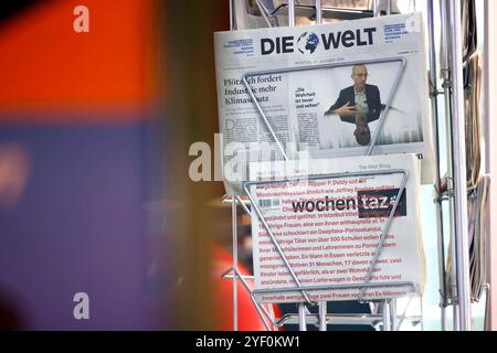 Ein Zeitungsständer an einem Kiosk zeigt die aktuelle Ausgabe der Welt und eine taz. Nel settembre 2024 teilte die Geschäftsführung der taz mit, dass die taz als erste überregionale deutsche Tageszeitung die Printausgaben bis auf die Wochentaz 2025 einstein llen Wird. Themenbild, Symbolbild Köln, 21.10.2024 NRW Deutschland *** Un'edicola in un chiosco espone l'attuale numero di Die Welt and a taz nel settembre 2024, la direzione di taz ha annunciato che taz sarebbe stato il primo quotidiano nazionale tedesco a interrompere le sue edizioni a stampa, ad eccezione di Wochentaz 2025 immagine tematica, immagine simbolica Colo Foto Stock