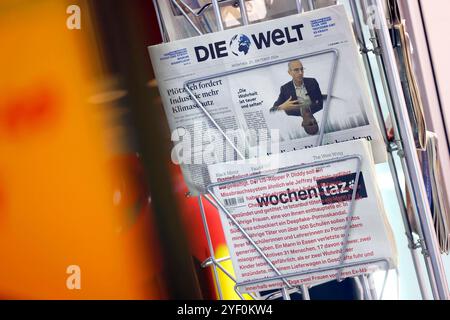 Ein Zeitungsständer an einem Kiosk zeigt die aktuelle Ausgabe der Welt und eine taz. Nel settembre 2024 teilte die Geschäftsführung der taz mit, dass die taz als erste überregionale deutsche Tageszeitung die Printausgaben bis auf die Wochentaz 2025 einstein llen Wird. Themenbild, Symbolbild Köln, 21.10.2024 NRW Deutschland *** Un'edicola in un chiosco espone l'attuale numero di Die Welt and a taz nel settembre 2024, la direzione di taz ha annunciato che taz sarebbe stato il primo quotidiano nazionale tedesco a interrompere le sue edizioni a stampa, ad eccezione di Wochentaz 2025 immagine tematica, immagine simbolica Colo Foto Stock