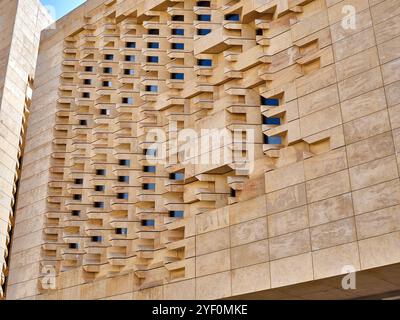 Dettaglio della facciata di un edificio moderno del Parlamento a la Valletta, Malta Foto Stock