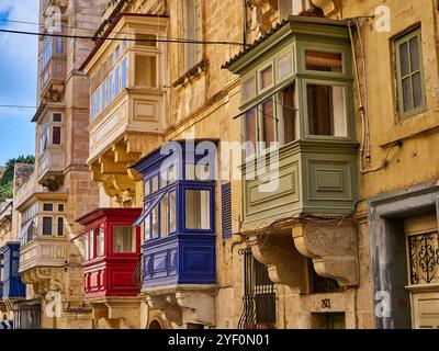 Balconi colorati a la Valletta, Malta Foto Stock