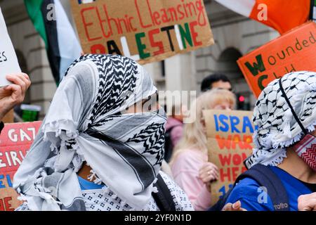 Londra, Regno Unito. 2 novembre 2024. Marcia per la Palestina nel centro di Londra. Crediti: Matthew Chattle/Alamy Live News Foto Stock