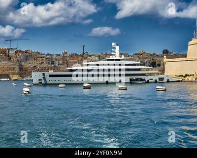 Ormeggiato nel porto di la Valletta, Malta, superyacht Moonrise Foto Stock