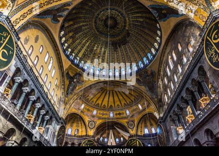 Interno e nave con icone cristiane e medaglioni islamici a Istanbul, Turchia. Foto Stock