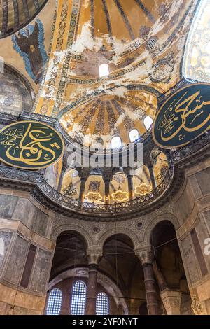 Interno e nave con icone cristiane e medaglioni islamici a Istanbul, Turchia. Foto Stock